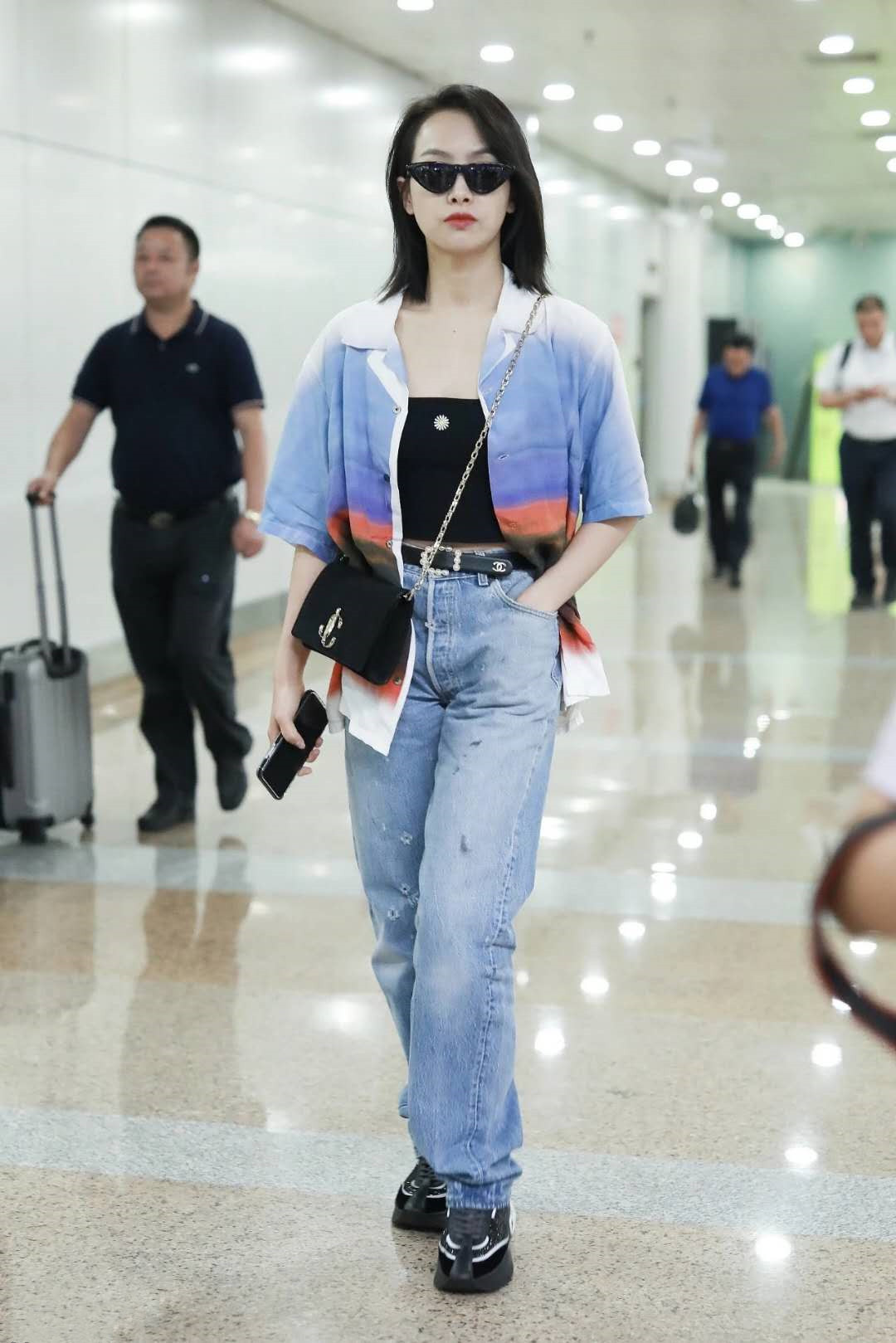 张柏芝胆子好大!穿条黑色礼裙露肚脐太抢镜了,气质形象很到位