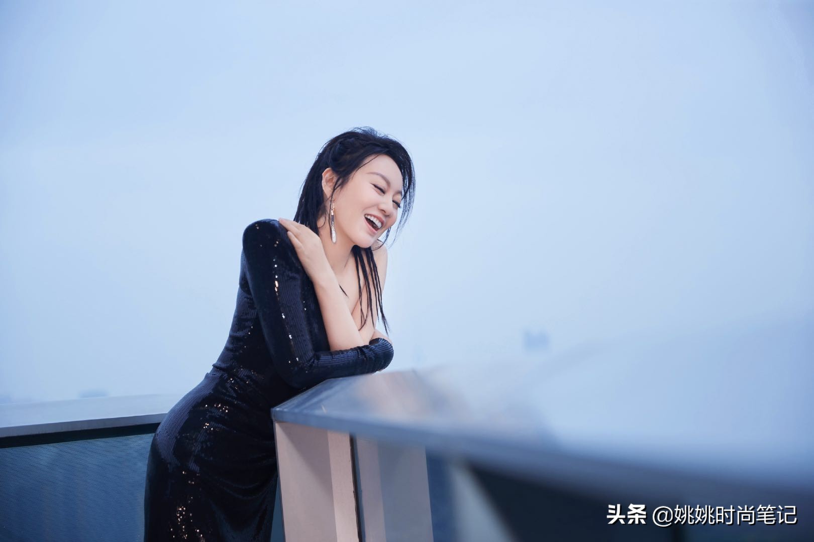 闫妮单肩亮片裙、扎脏辫，亮相电影节，身材秒杀小姐姐！又美又飒