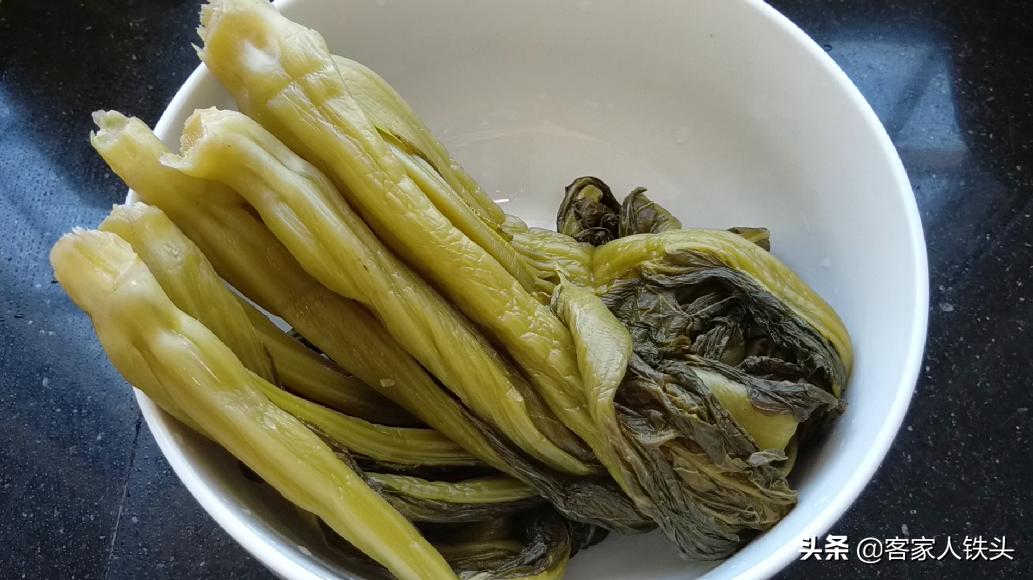 家庭自制酸菜的做法窍门是什么,简易酸菜怎么泡制又脆又好吃