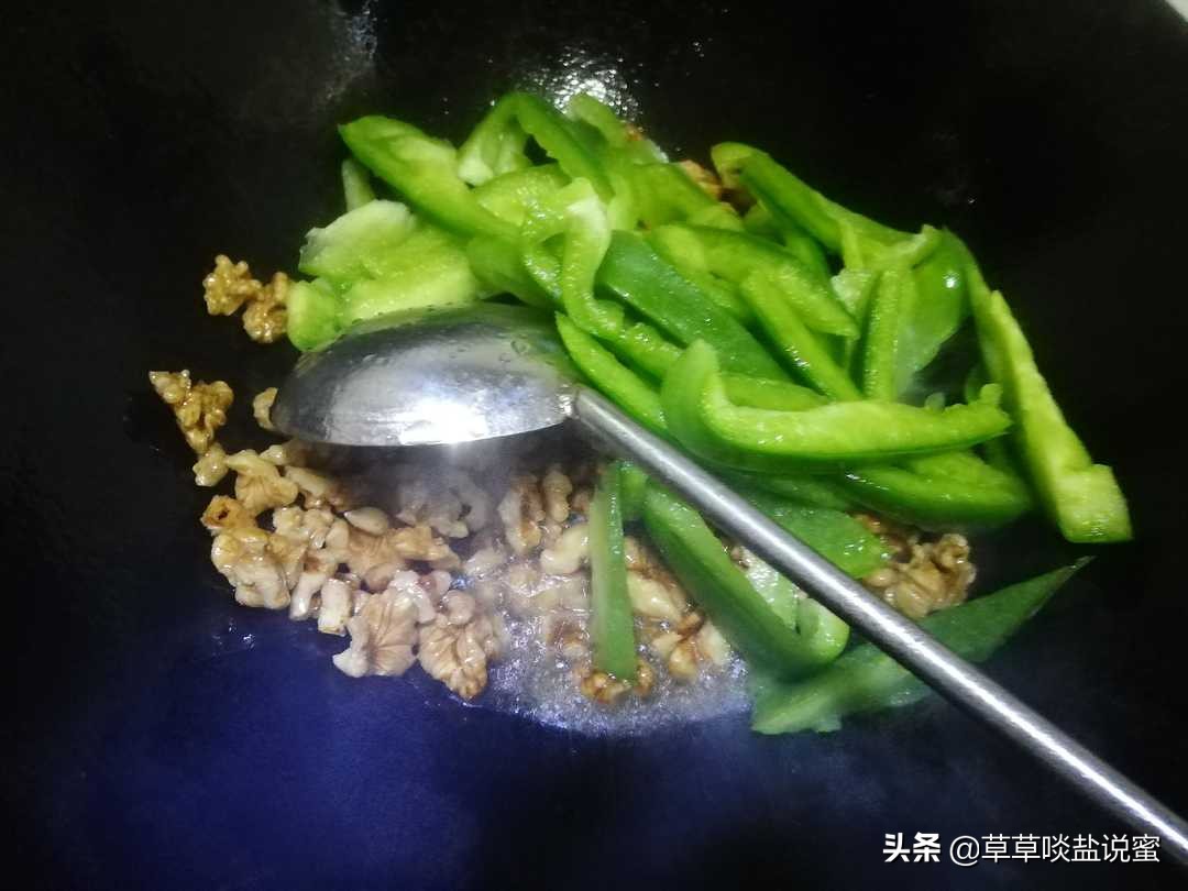 青椒和核桃仁能一起吃吗,冰糖炒核桃仁怎么炒