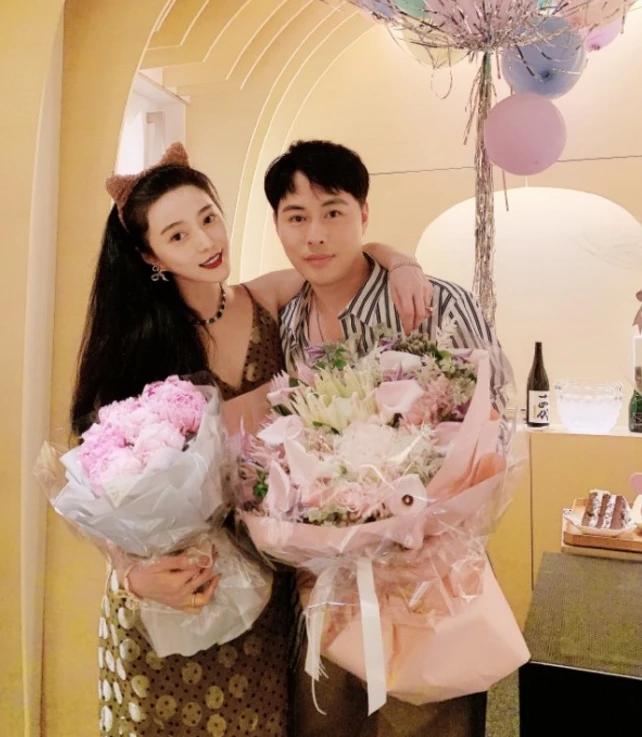 范冰冰生日晒自拍，特意秀出手上巨型钻戒，暗指感情有新进展？