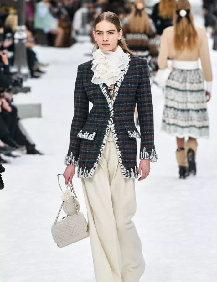 追了《爱的迫降》这么久，我终于看到一只想买的包了