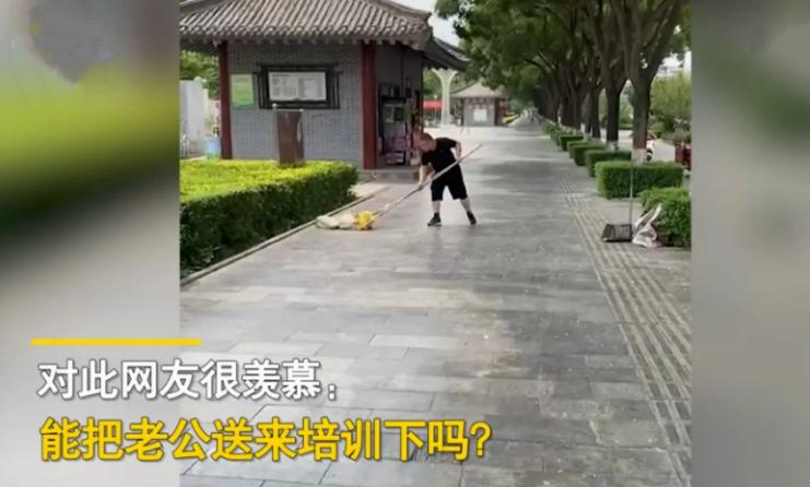 洁癖男子输液时打扫卫生抖音号,洁癖男子打吊瓶单手打扫医院卫生