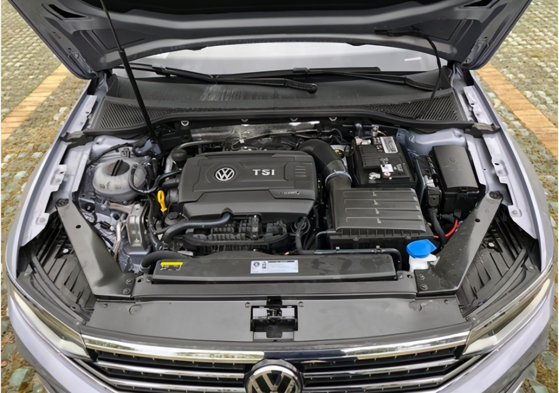 试驾新迈腾，被它的2.0TSI高功版震撼到，满满的速度激情