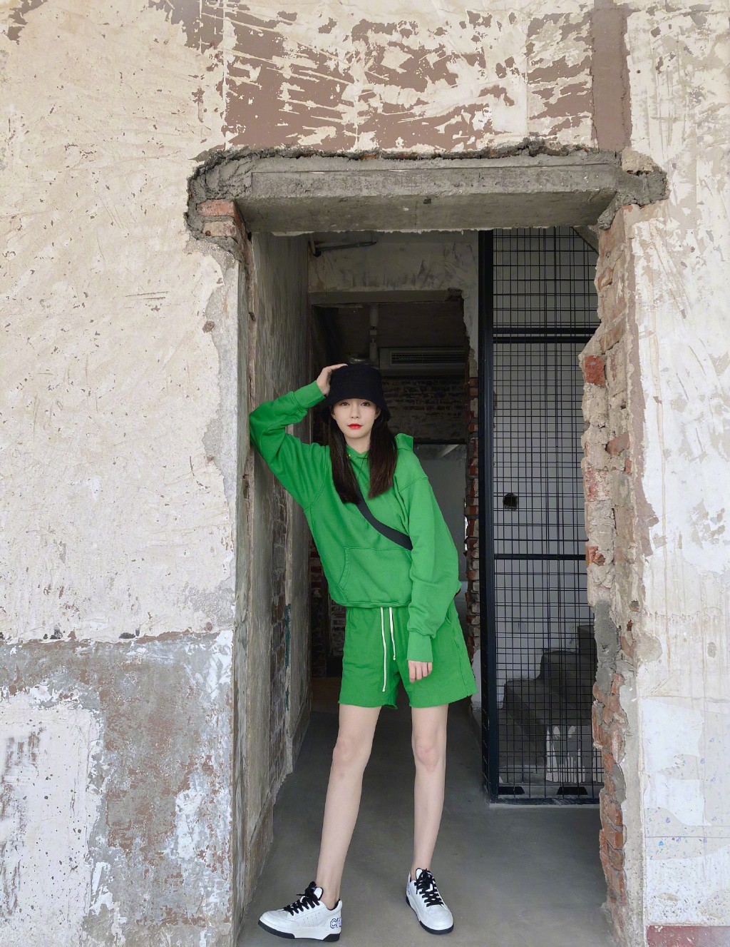 沈梦辰穿西装内搭露脐装秀蛮腰,沈梦辰穿蓬蓬裙俏皮又吸睛