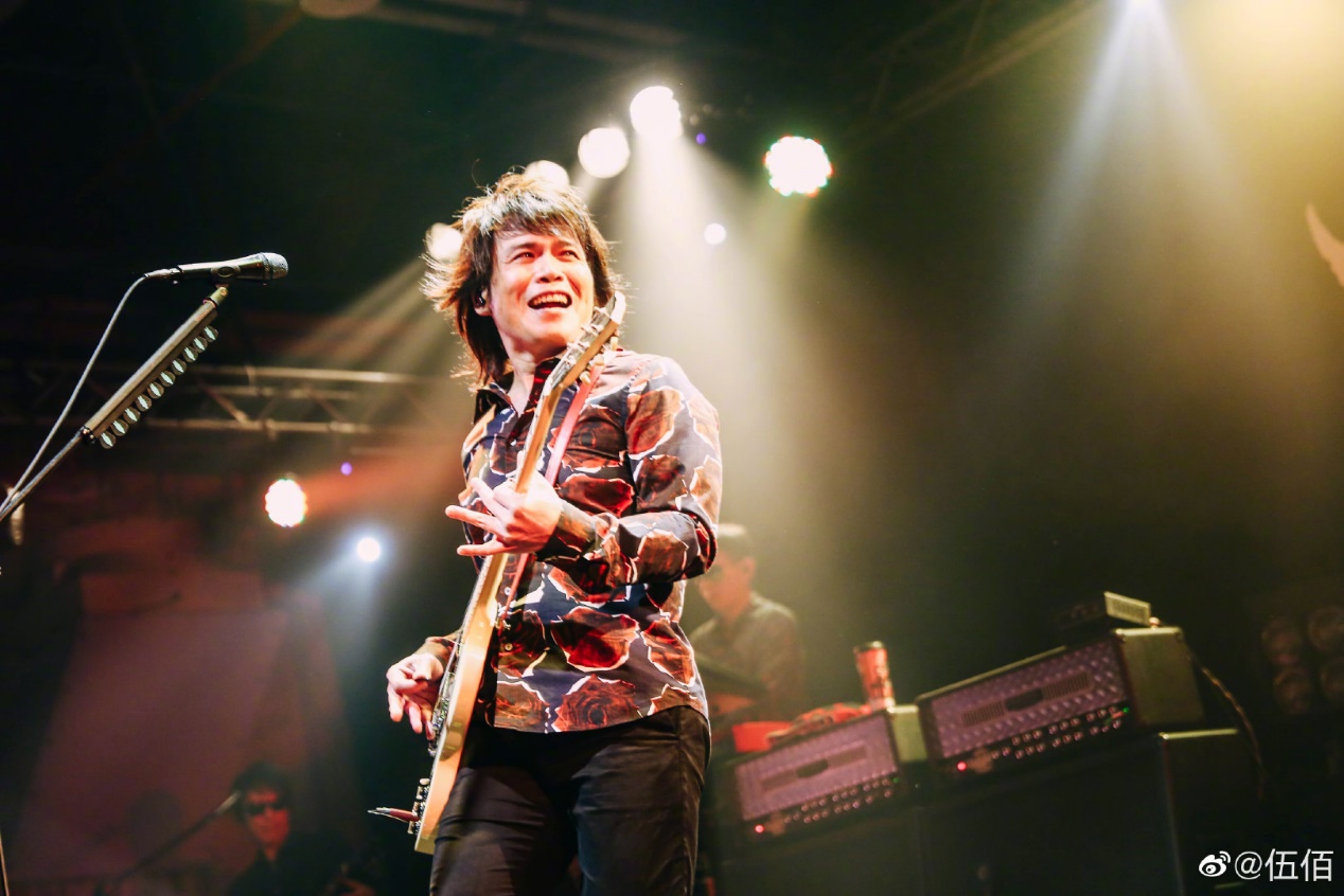 伍佰摔倒骨折完整版,伍佰演唱会情况