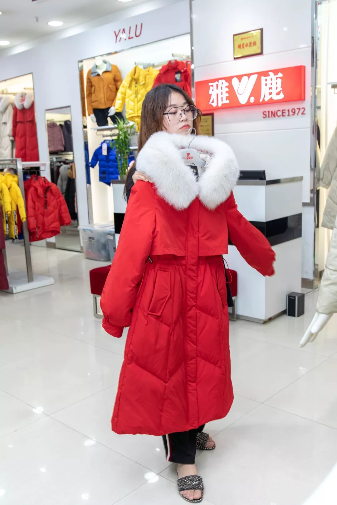 品牌羽绒服低至99元！百货大楼要被搬空了