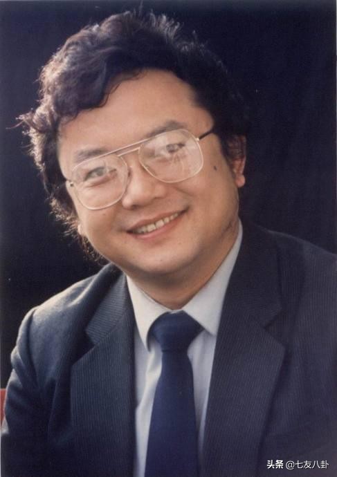 王刚三婚娶小20岁娇妻,老来得子儿孙同岁,72岁仍奔波自找罪受?