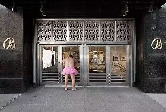 穿着15年的蓬蓬裙的中年男人,粉色蓬蓬裙穿了14年