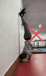 自由倒立撑训练方法,初学者如何掌握倒立撑