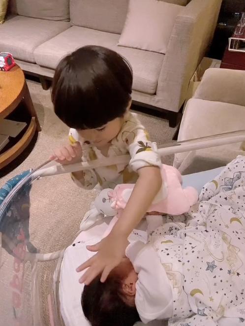 姜潮抱娃,姜潮抱儿子