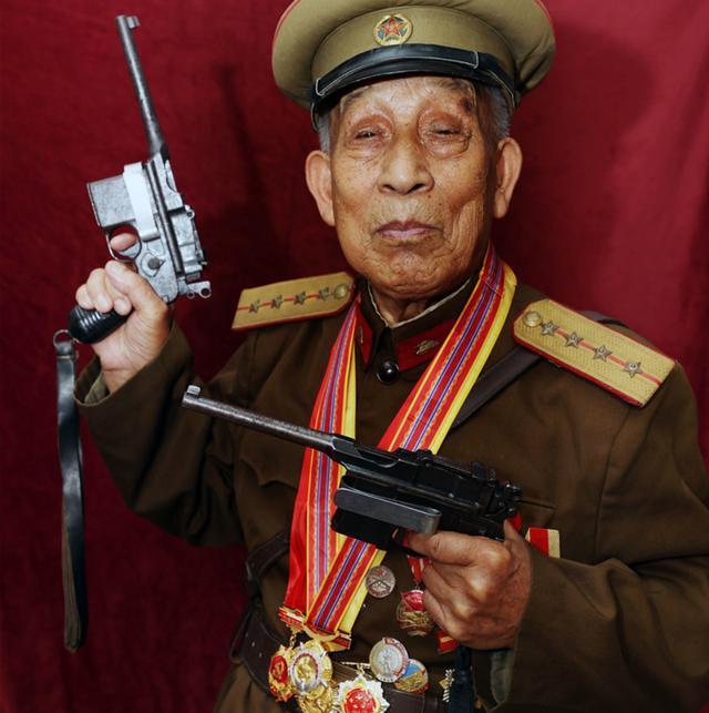 山东一老汉持有双枪七十多年,96岁山东老汉持双枪