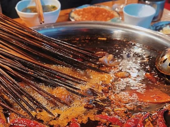 巴中草坝街路边串串搬哪了,草坝街火锅