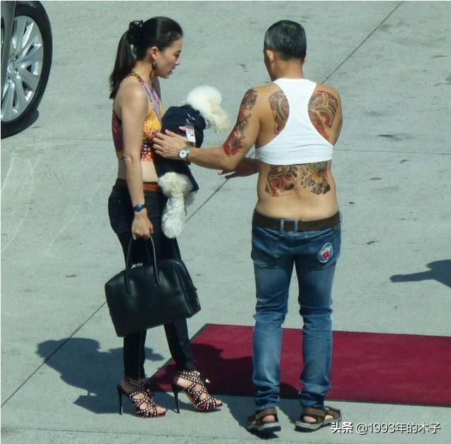 异装、纳妾、给宠物狗册封空军元帅,泰国国王究竟有多荒唐?