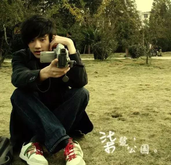 摘掉“有色眼镜”看许嵩:做他的歌迷,真的很惨