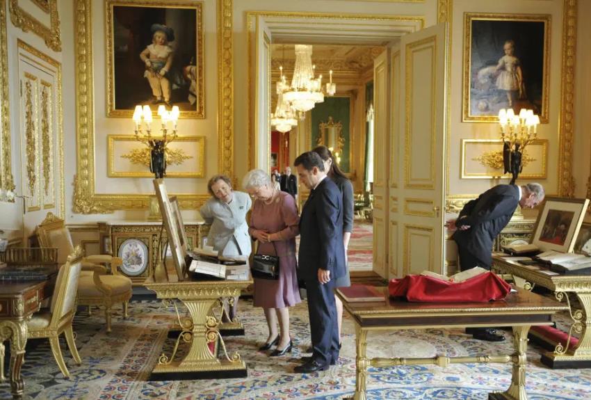 当王室成员打开大门在家里拍照时，我们才终可以一睹他们的豪宅