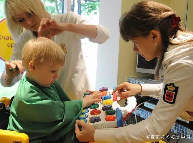 宝宝非常抗拒理发该怎样正确引导,给宝宝理发怎么才能不哭不闹