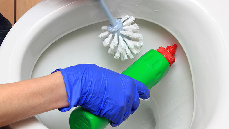 马桶被大便堵塞严重疏通小窍门,马桶老化怎么去除污垢小妙招