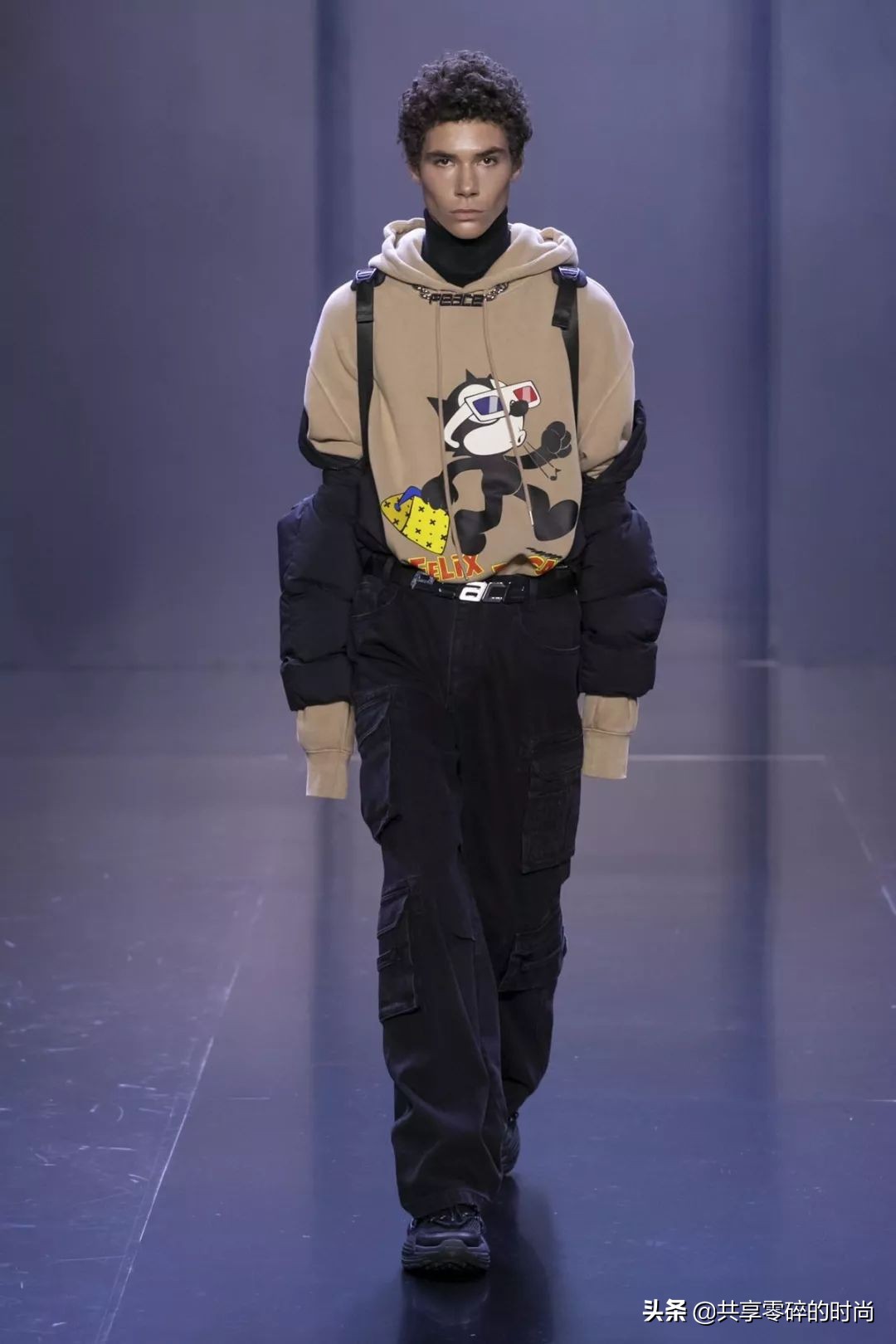 太平鸟女装新年穿搭,2022春夏巴黎时装周互动云秀场