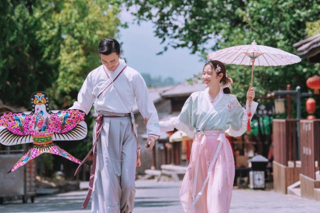 当国风、摄影、科技遇到爱，唯一旅拍让这个520“不一young”