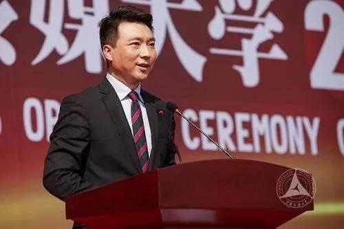 《新闻联播》怒怼美国连续上热搜,网友:粉联播,还要粉康辉