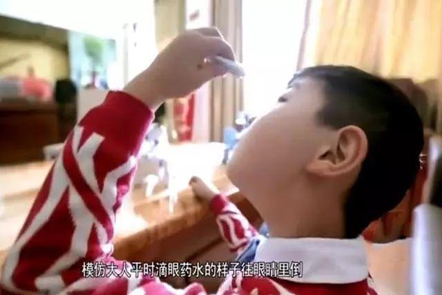 儿子误拿胶水滴眼睛,4岁男孩不慎被502粘住眼