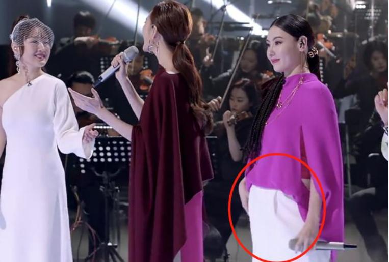 40岁张柏芝又被传怀四胎?侧面肚子凸出明显,穿紧身衣很像个孕妇