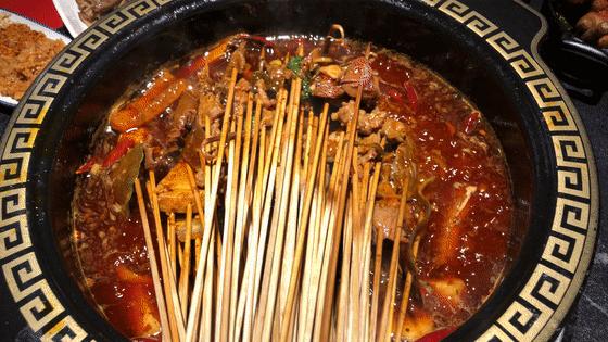 当成都老板爱上沈阳老雪，他开的串串香店锅底都有1瓶大绿棒