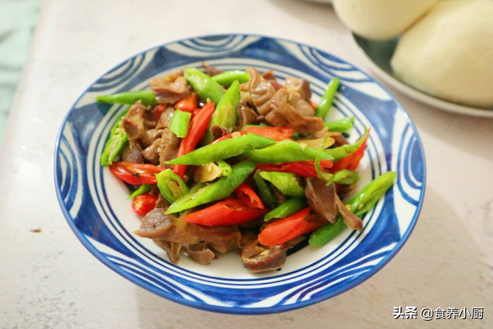 堂弟来吃饭，晚餐我做了五菜一汤，网友说：就吃这？你也太抠了吧