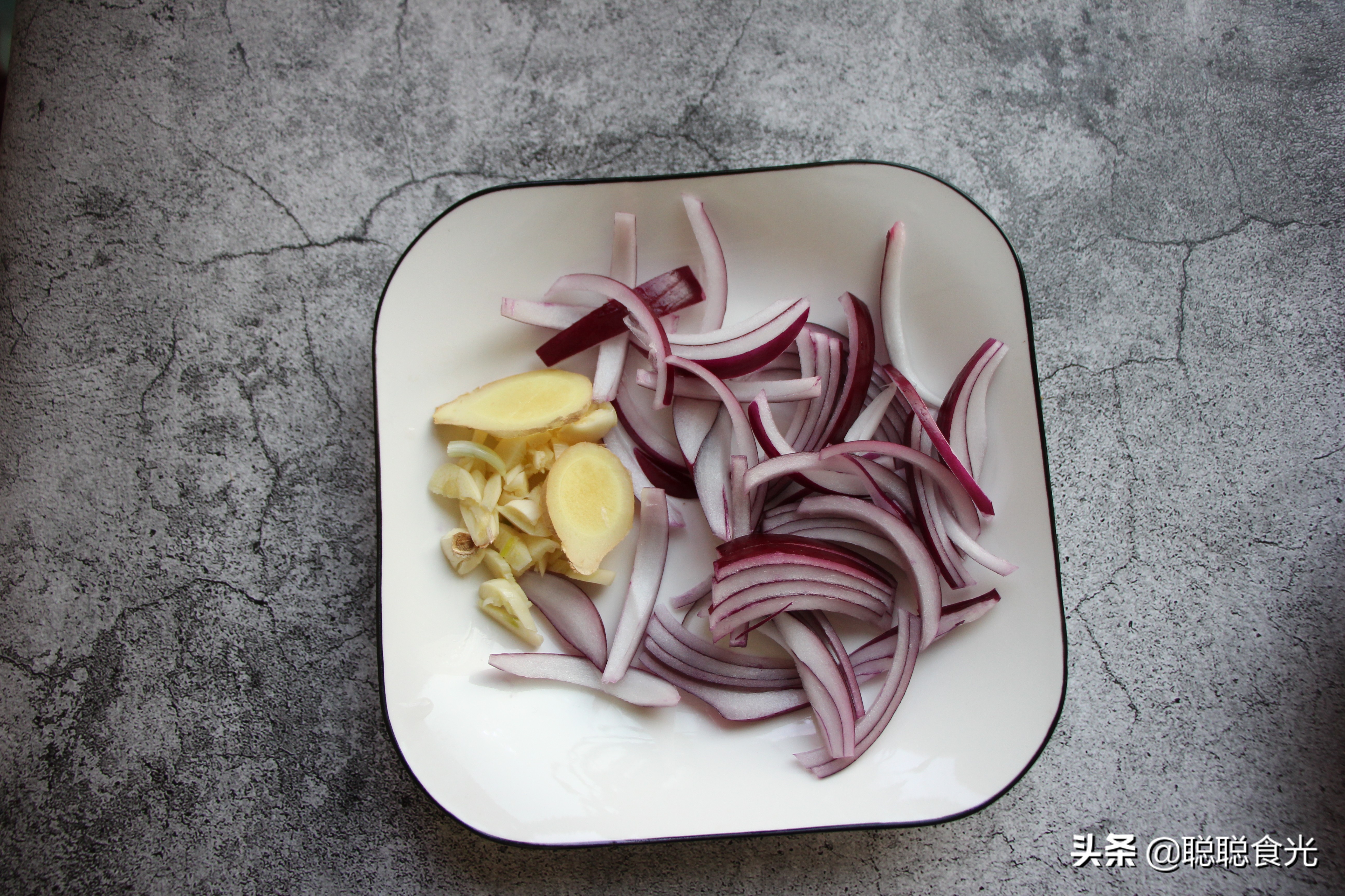 它叫鱼却不像鱼,炒什么鱼好吃又下饭