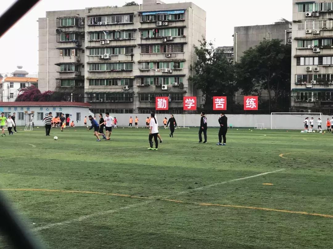 成体，一所靠“抓小偷”牢牢锁死热搜的学校