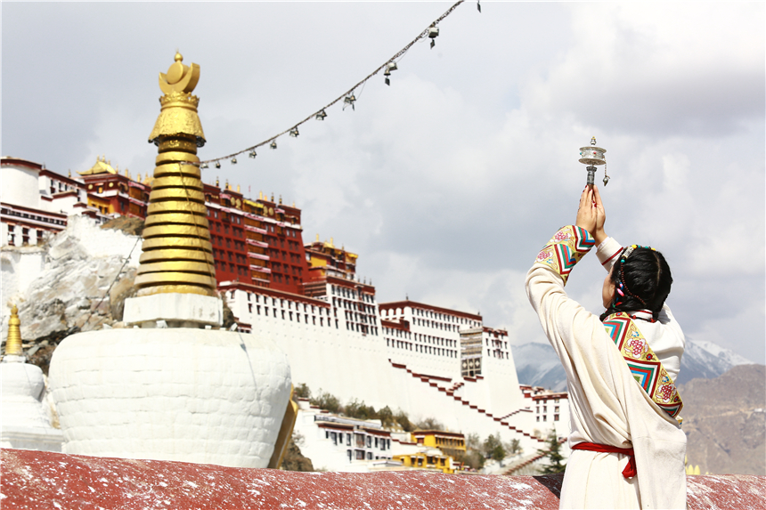 西藏布达拉宫攻略自由行,情侣藏服写真拉萨布达拉宫