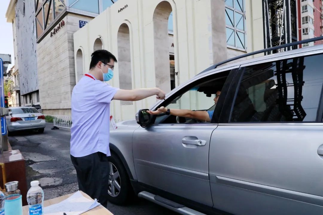 他们坚守在疫情防控一线,防控疫情他们在风雪中坚守