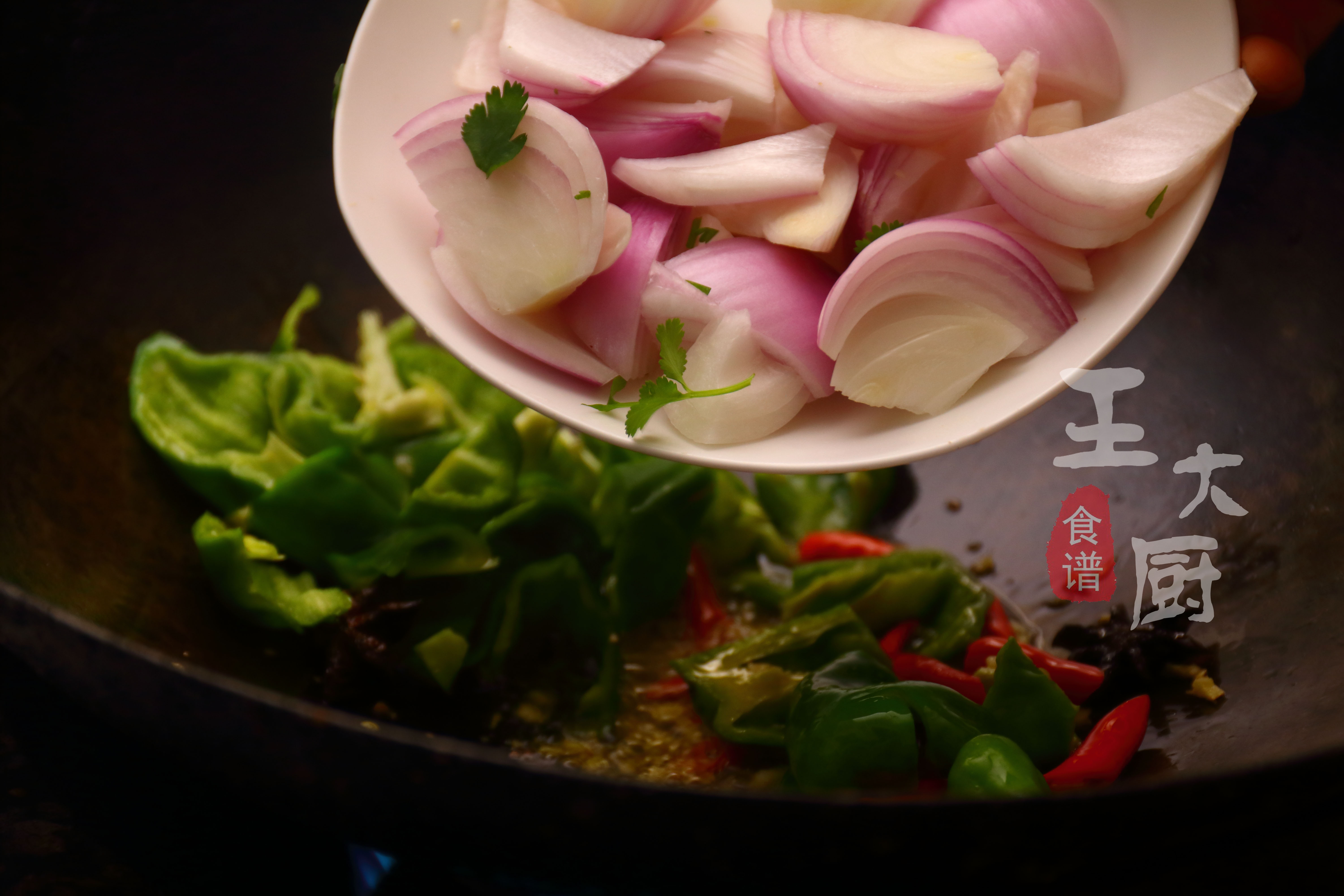 干锅肥肠的家常做法,香辣爽口,肥而不腻,超下饭,家人都爱吃