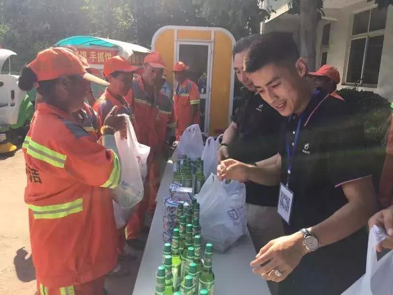 盛夏给环卫工人送清凉,街道环卫工人送清凉