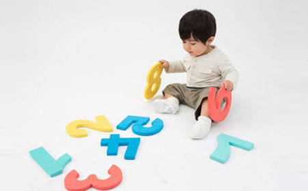 2岁孩子找保姆带还是幼儿园好,职场妈妈没有人看孩子怎么办