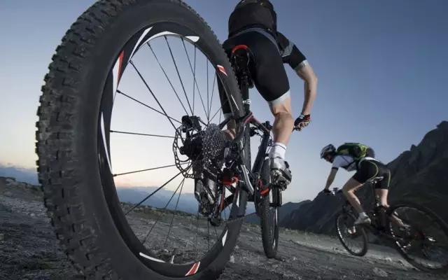 轮胎装错位置有影响吗,轮胎朝向装错了后果