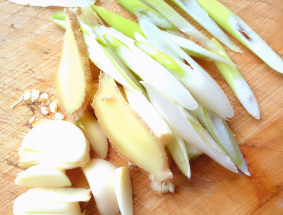 炖鱼应少放或不放酱油才好吃,炖鱼时万万别用酒和醋去腥