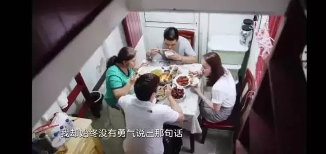 上海11㎡蜗牛窝住两代人,睡觉腿伸不直站着头碰天花板,还住30年