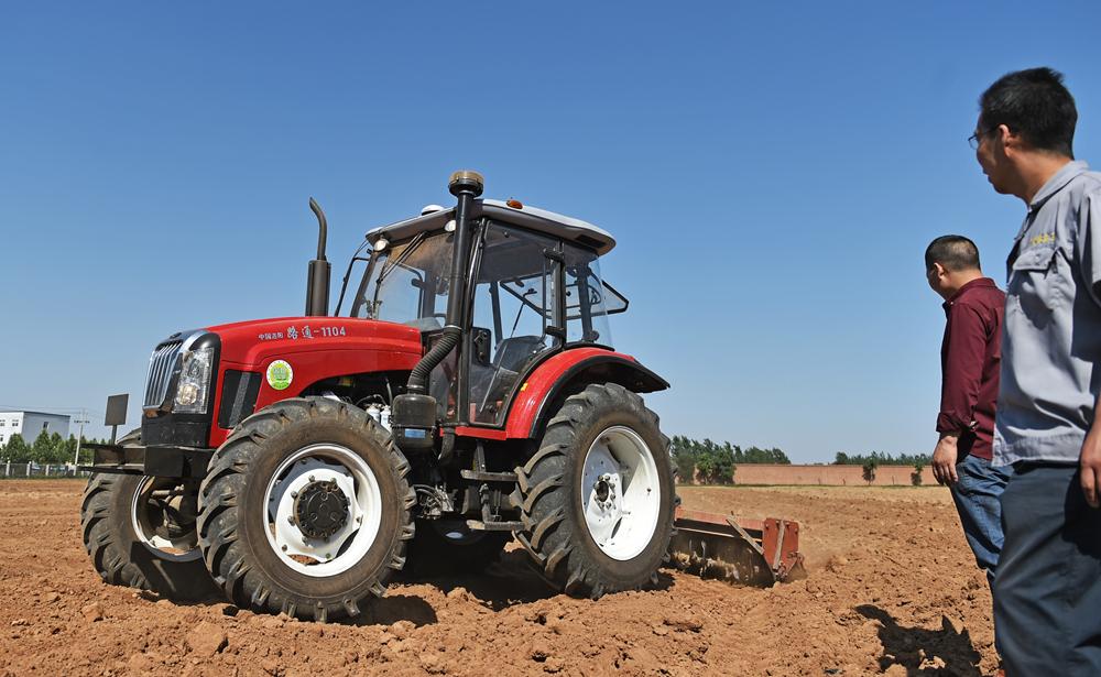 中国拖拉机和印度拖拉机拔河,东方红拖拉机对阵印度拖拉机