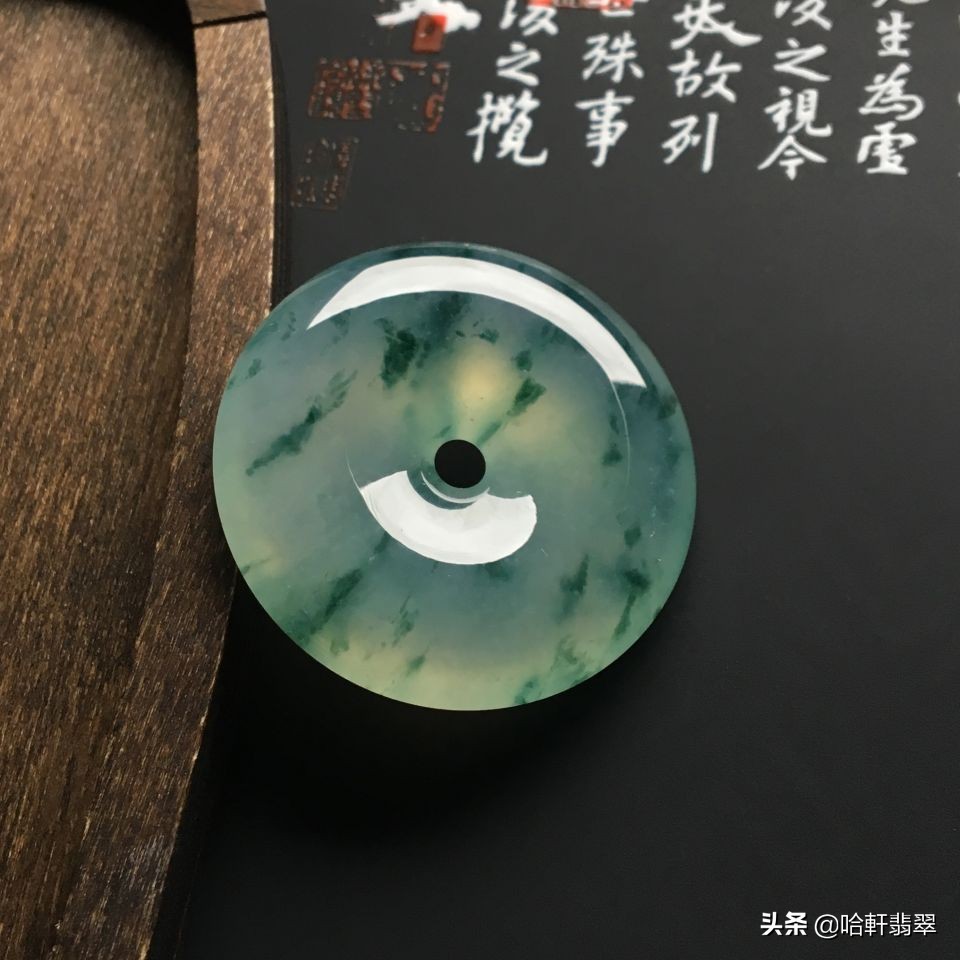 翡翠冰种满绿平安扣价值,值得买的翡翠吊坠