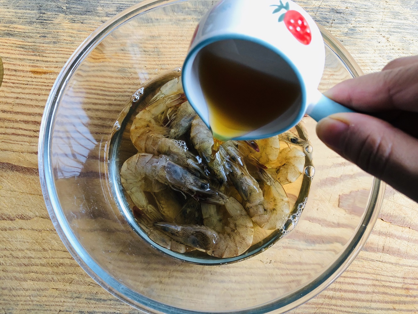 鲜虾的虾头怎么制作才好吃,虾既简单又美味虾肉鲜嫩