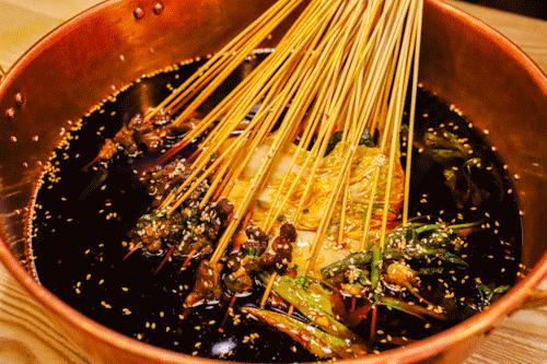 这家国潮网红串串落地襄阳啦,你只管拿串不用涮可以直接开吃