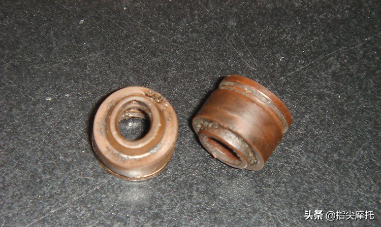 摩托车烧机油排气管冒烟怎么回事,摩托车烧机油冒白烟怎么办