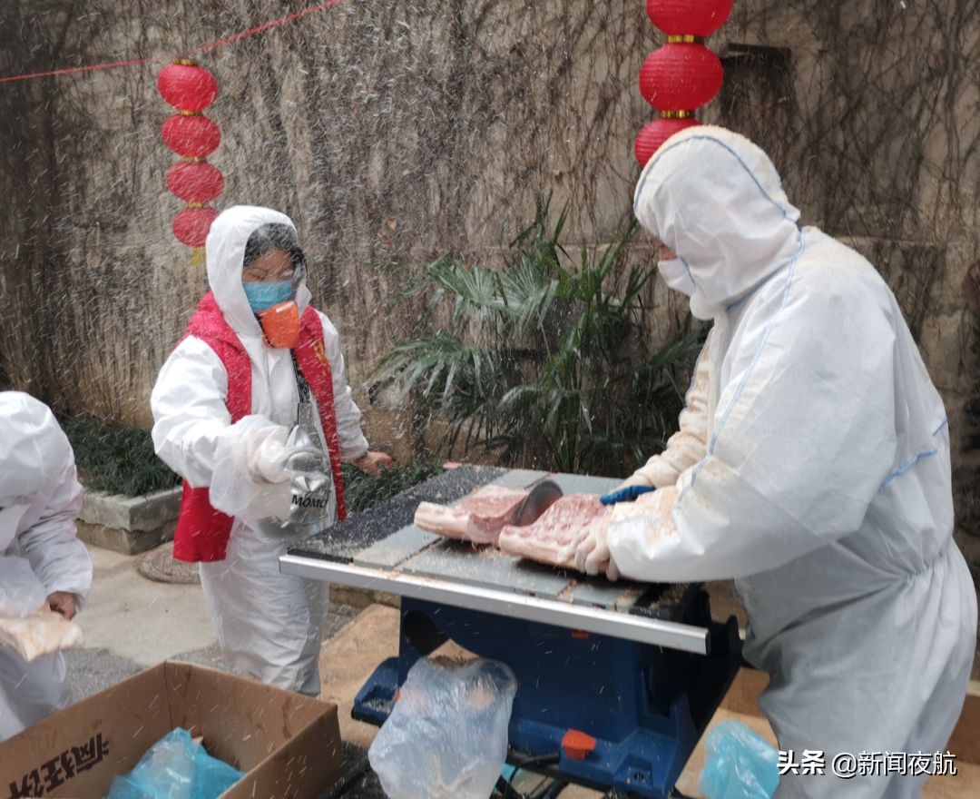 每切一块冻猪肉,就像下了一场猪肉味儿的雪……