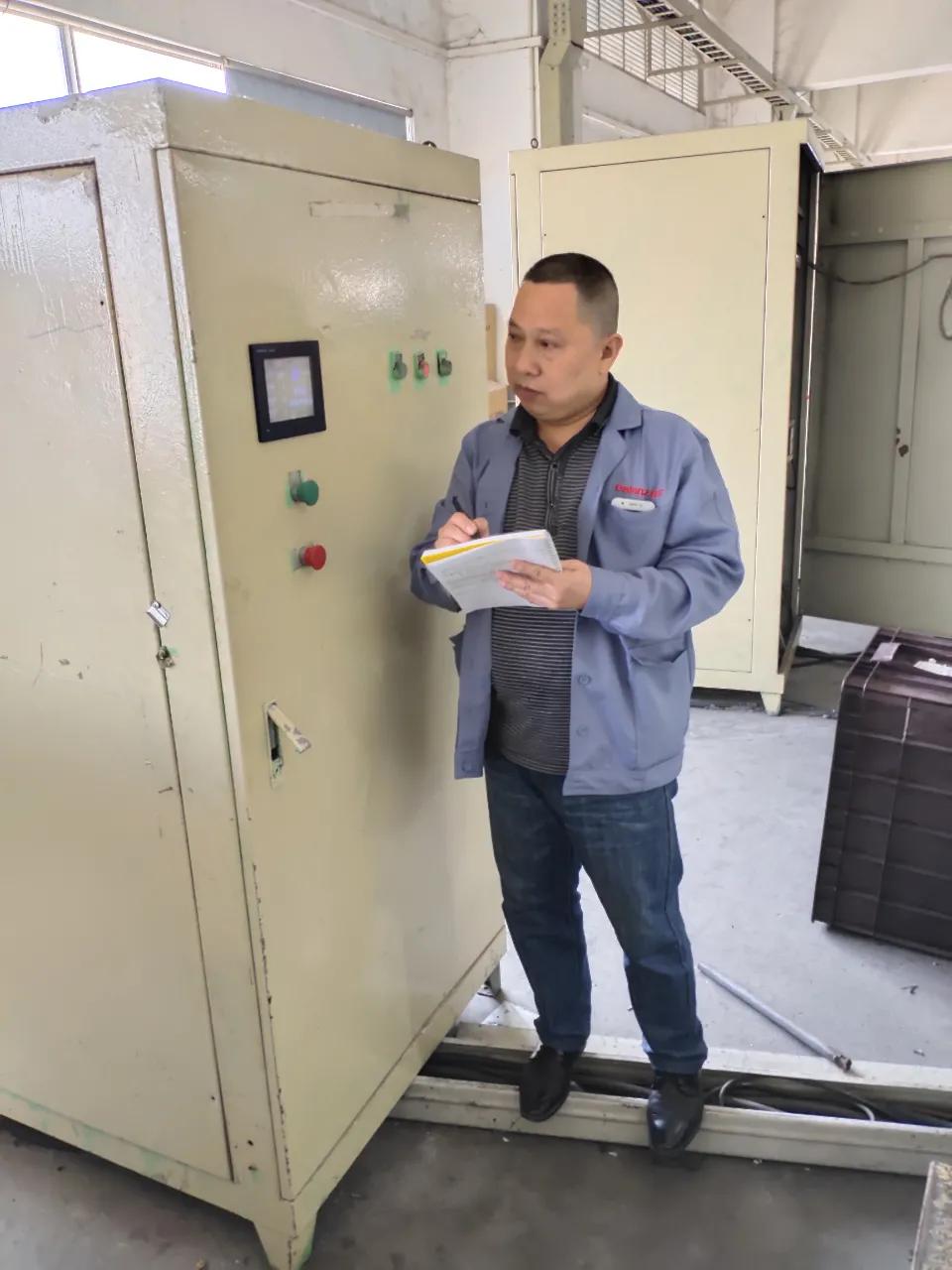 电工大叔跳舞,电工大叔