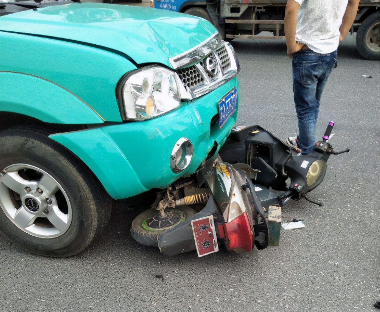 电动车被风刮倒砸坏私家车怎么办,电动车撞上轿车车门谁的责任