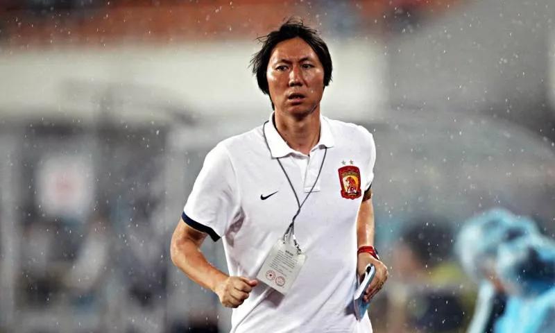 “跑不死”的国足主帅李铁，坚持跑步与踢球，希望跑一个全马