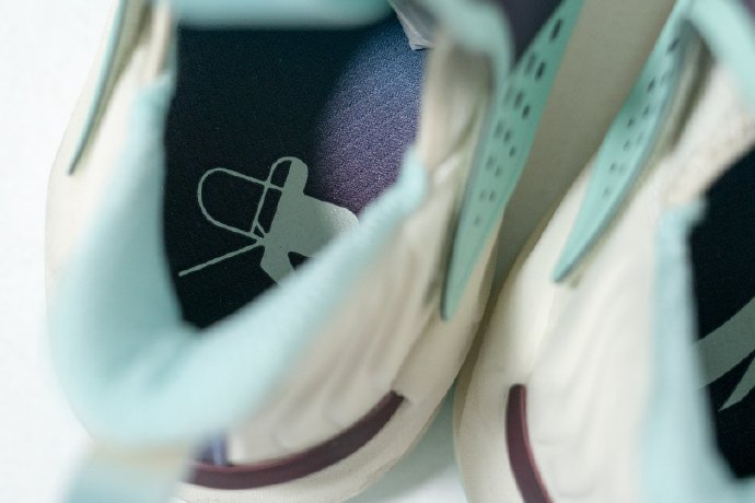 你没见过的安踏!走秀款曝光:中底霸气,系带方式新奇,霸气侧漏