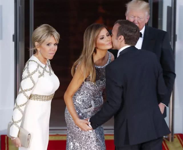 66岁布丽吉特遇对手，64岁科特迪瓦第一夫人牛油果色丝巾成功抢镜